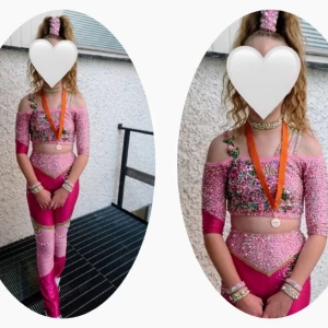 Discodräkt - Discodräkt som syns bra på golvet. Mycket strass och extra benlängd.  Storlek S-M Mått: Arm-27cm Ben insidan- 83cm Ben längd-112cm Midja- överdel-28cm Midja byxor- 30cm Byst--92 cm Rök/djurfritt hem.