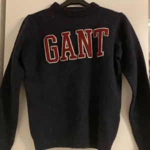Mörkblå stickat gant tröja - Den är i storlek S men skulle säga att den är XS. Den är i väldigt bra sick. Köpt för 1 200. Kan eventuellt sänka priset. 
