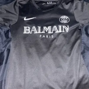 Hej säljer dessa pgs / balmain dri fit tröjor. Båda är i storlek xs men kan även passa dig som har S den vita tröjan är i 7/10 skick och den svarta tröjan är i 9/10 300kr för den vita tröjan och 400kr för den svarta 600kr för båda. Pris kan diskuteras