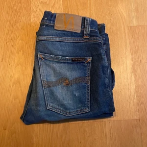 Nudie jeans - Säljer dessa Nudie jeans med sjukt snygga slitningar i modellen Dude Dan. Jeansen är i nyskick och har inte några som helst tecken på användning. Det är storlek W27/L30.