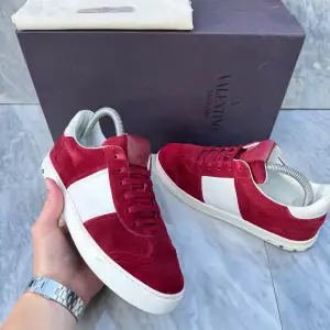 STEAL VECKA! Valentino Flycrew sneakers | Knappt använda | Sitter 1 storlek större | Nypris: 6499 kr | Ingår: 1 extra nit, Valentino kort | Frakt spårbart via Postnord eller Instabox, där köparen betalar | Tveka inte att höra av dig vid frågor📩