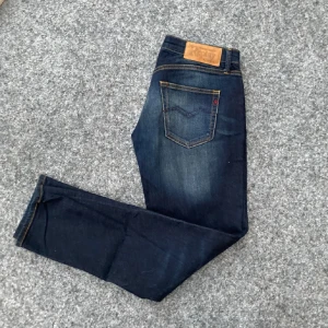 Replay byxor - Hej! Säljer denna replay byxor för att rensa på garderoben. Nypris är 1200 kr men min är 499 kr. Har använd denna byxor mindre än ett år. Har ni funderingar så gärna fråga. Vi kan diskutera om priset. 