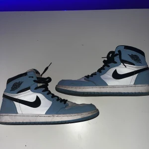 Air Jordan 1 University Blue - Säljer pga att jag knappt använder dem, köpte dem av en polare. Kan tvätta dem och fixa creases om de finns intresse.