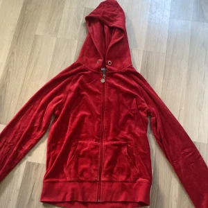 Kofta - En väldigt mjuk och gosig kofta som inte längre används.  Inte trasig någonstans😊