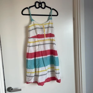 Randig klänning  - Fin randig klänning med dragkedja i sidan. Den kommer från Rut m.fl.  Storlek xs❤️