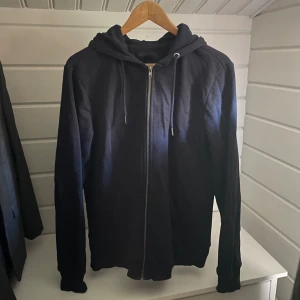 Navy Blue Zip Hoodie - Nästan helt oanvändb zip hoodie som fungerar helt perfekt
