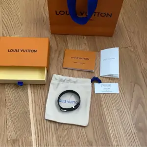 Tja säljer ett svart Louis Vuitton ”slim bracelet” den är i nyskick och passar alla då storleken är justerbar. Box påse dustbag och papper (på bild) tillkommer.  Hör av er vid minsta fundering!