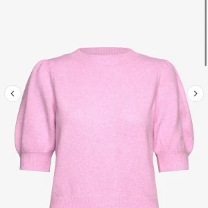 Rosa stickad tröja - Säljer en superfin rosa stickad tröja i storlek XXS. Den har trekvartsärmar och en rund halsringning. Perfekt för både höst och vår när det är lite kyligt ute. Tröjan är i bra skick och väldigt mysig att ha på sig!💗