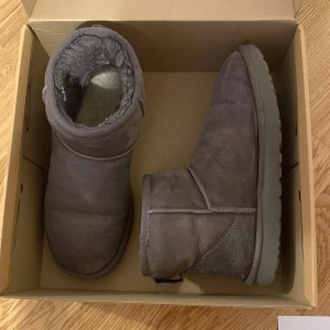 Gråa uggs - Säljer mina jättefina uggs då det inte kommer till användning. Sparsamt använda i februari förra året och de har inga synliga defekter. Nypris: 2195 kr Pris kan diskuteras💘💘