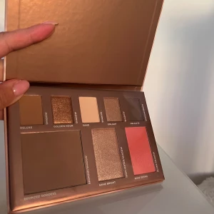 Eye & face palette  - Paletten innehåller blush, bronzer, highlighter, ögonskuggor. Testade bara färgen, aldrig använd. Nypris 199kr