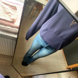 Gina hoddie marin blå i storlek S🩷🙌🏼 - En marinblå Gina hoddie i storlek s/M med text på. Aldrig använt köpt förra julen och har inte varit använd sen dess . Kosta ca 300kr säljer för 140kr🙌🏼🩷