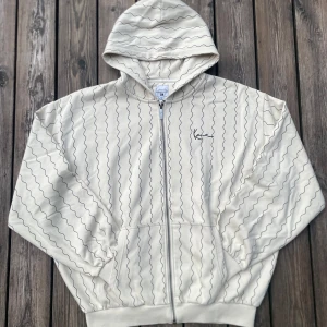 Karl Kani zip up hoodie  - Karl Kani zip up hoodie. Tröjan är tjock o har en sjukt bra passform. Blir dock tvungen att sälja den då den är för liten för mig. Storleken är XL och den är i nyskick. Originalpris är ca 1200sek!