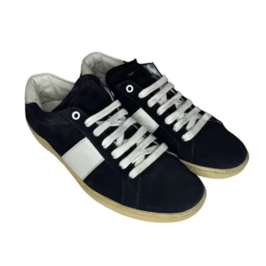 Saint Laurent sl 02 - Tjena säljer dessa ganska sällsynta ysl 02 skor ganska bra skick 8/10 inga riktiga defekter utom att Deme använda. Storlek 42-43. Ingen box elr bags medföljer hör av dig vid frågor/bilder