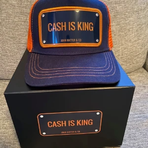 John Hatter ”Cash Is King” - Nypris 995, skick 10/10