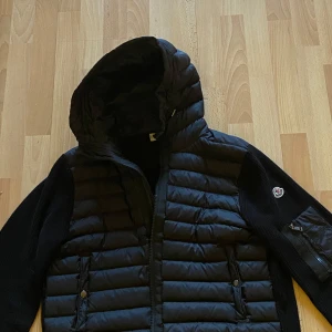 Moncler cardiganen  - Den e i ett bra skick den e äkta men den har inte någon qr lapp efter som min kompis tog bort den. Köpte den för 5000 och hoppas att jag kan sälja den för 3500 men priset kan diskuteras.