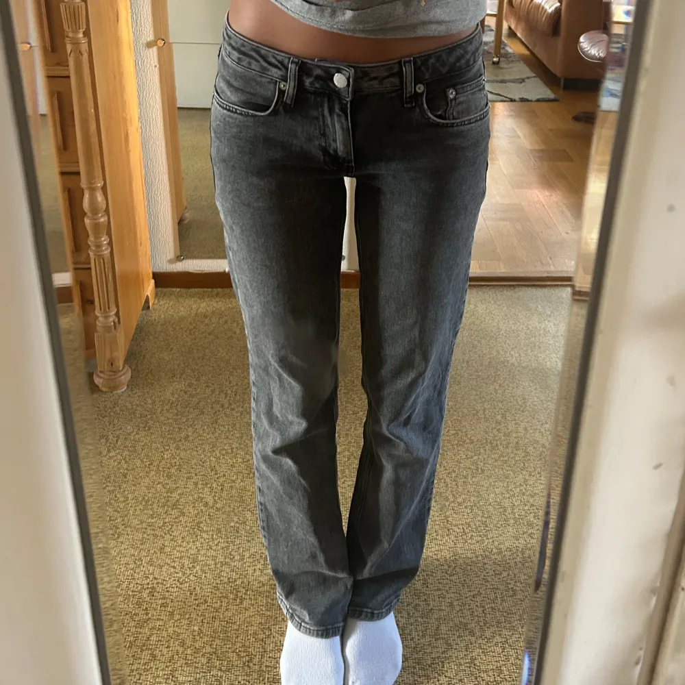 Snygga mörkgrå jeans från Nelly i storlek 34. Jag är 170 cm. Endast använd några gånger. . Jeans & Byxor.