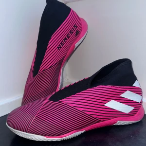 Skor Nike Nemeziz - Vid frågor hör gärna av dig 