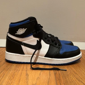 Nike Air Jordan 1 Retro High Og Royal Toe - Size-40 (US-7) Have been used once and was bought from Miami, USA YankeeKicks store. The shoes are in perfect conditions. 100% real. Original price over 4000kr (over 400 USD).