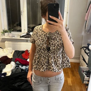 Leopardblus - Jätte snygg leopardblus som tyvärr inte kommer till användning längre 💞💞pris kan diskuteras 