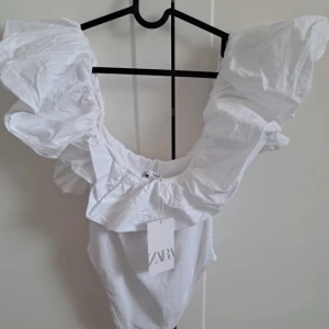 vit zara body - body från zara! lite defekter, kan skicka bild på de privat 🩷