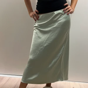 Mintgrön midikjol - Satinkjol som glänser fint och har ett tunt, behagligt material! Köpt i Polen! Aldrig använt förut🤗  (Märkte nyligen att den verkar ha fastnat i något och fått en liten skråma, inkluderar bild!)