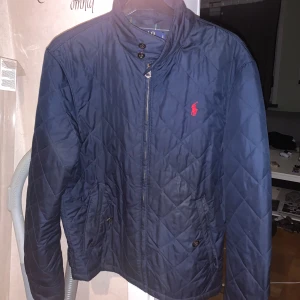 Polo raulph lauren  - Hej säljer min polo Ralph Lauren jacka då jag har tröttnat på den och vill att den ska få en ny ägare, köpt i Norge och är i jätte fint skick 😊
