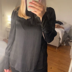 Blus - Jätte fin prickig blus ifrån hm! Endast använd fåtal gånger så i super fint skick! Säljer pga att den inte kommer till användning!❣️ (Blusen har en öppning i ryggen)