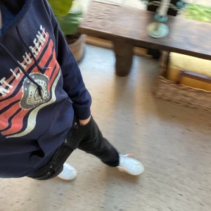 Saint Laurent hoodie  - M passar storlek s skick 10/10 hör av vid funderingar   Vet inte helt om den e  äkta därav priset. Tagen i hoodien är borta också!