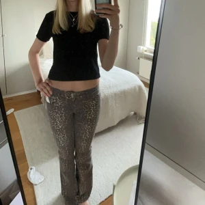 Leopard jeans - Sjukt snygga leopard jeans 💖💖 strl 38 men små i storleken!!! passar mig som är 178cm och vanligtvis bär S🦢 använda 1 gång