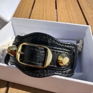 Balenciaga armband  - Köpt nydligen men var inte riktigt min stil så säljer vidare😊  
