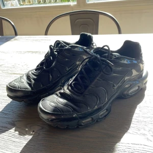Nike Air Max Tn - Svarta Tn’s som är använda men har mer och ge. På vänstra skon så finns det en liten defekt (bild 5). Sänkning på pris kan ske vid snabb affär. Hör gärna av er vid fler frågor eller funderingar!