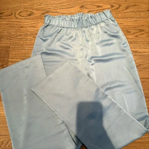 Pjamasbyxor i satin - Supersköna pyjamasbyxor i satin material. Aldrig använda utan endast provade därav inga defekter eller slit märken. Relativt långa i modellen. Resorband i midjan. Pris kan diskuteras 