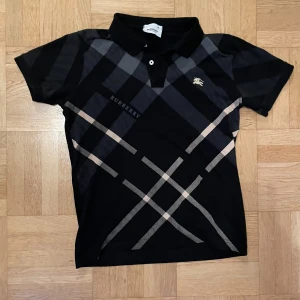 Burberry pike - Nyskick använd 1 gång men har inga defekter. Skön att ha nu t hösten sitter bra. Skriv gärna vid funderingar
