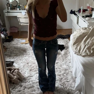 Lågmidjade jeans - Funderar på att sälja världens snyggaste lågmidjade jeans då de tyvärr är väldigt små på mig. Skulle nog passa böst på en 32/34! Från Guess🩷 kom med prisförslag