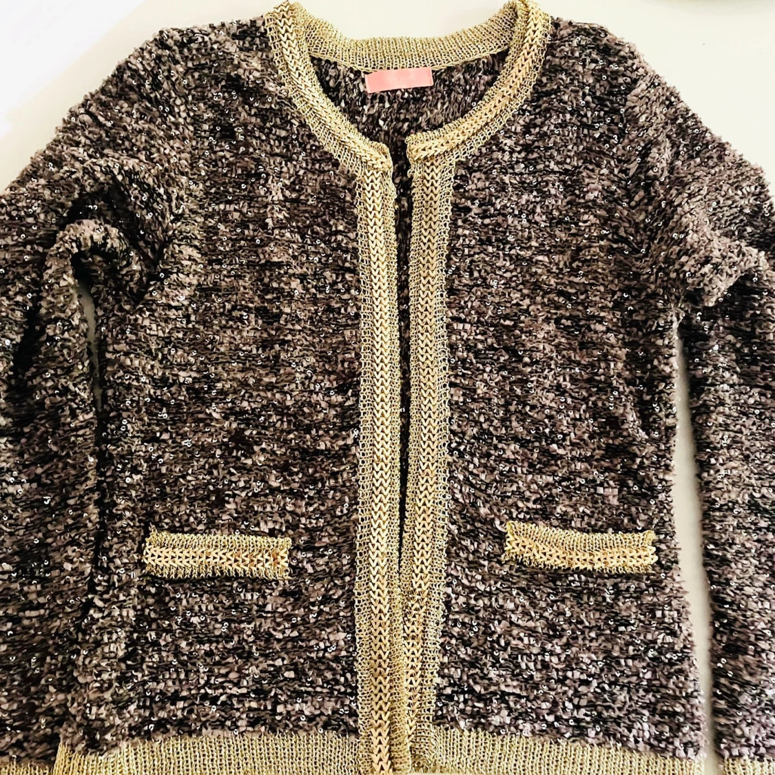 Kofta med guld detaljer 