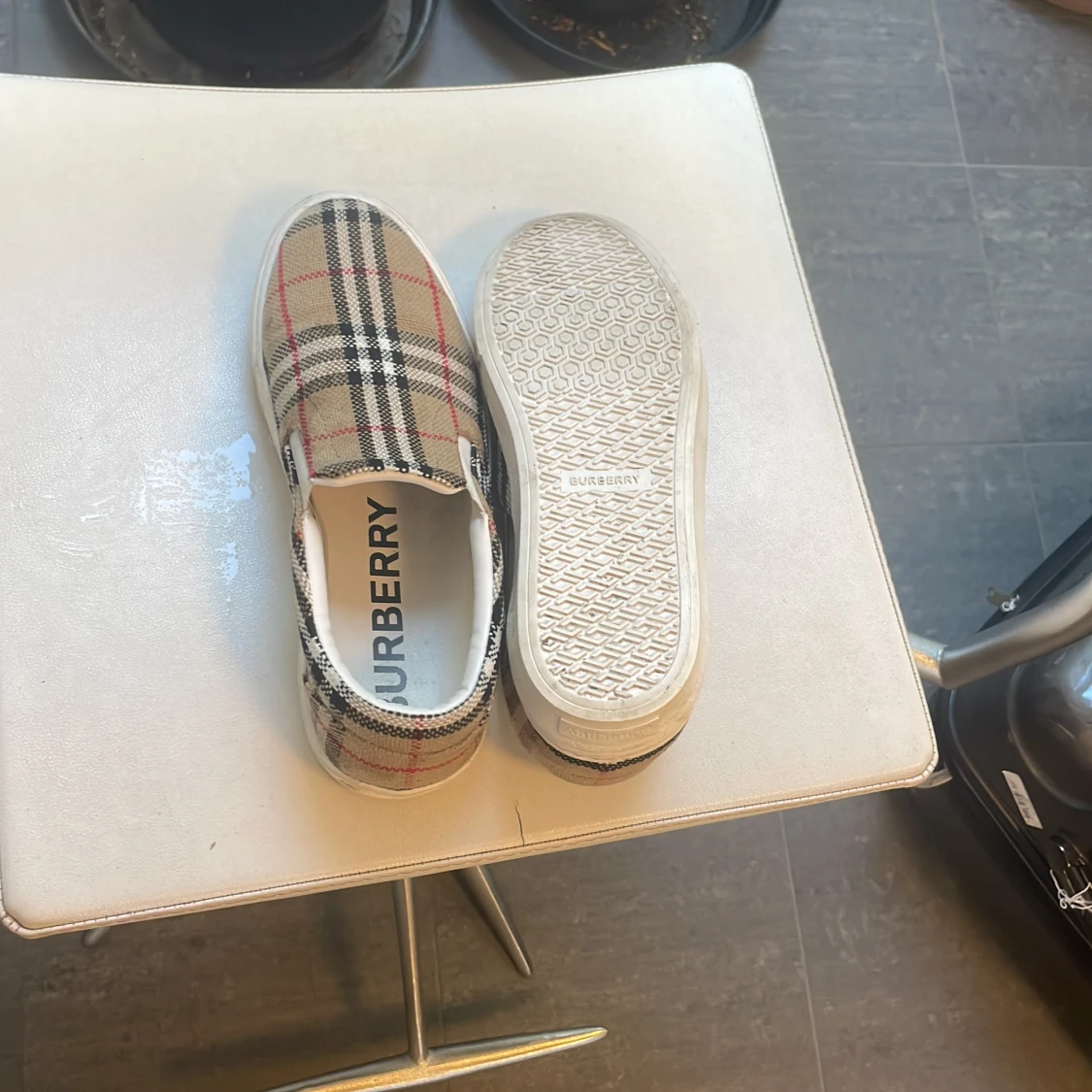 Snygga burberry skor  - 91