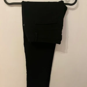 Svarta byxor - Ungefär ny. Blev liten därför säljer jag den.