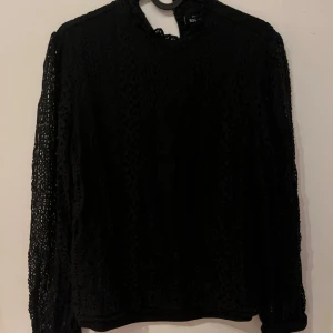 Svart tröja - Ungefär ny, såldes för att den blev liten.