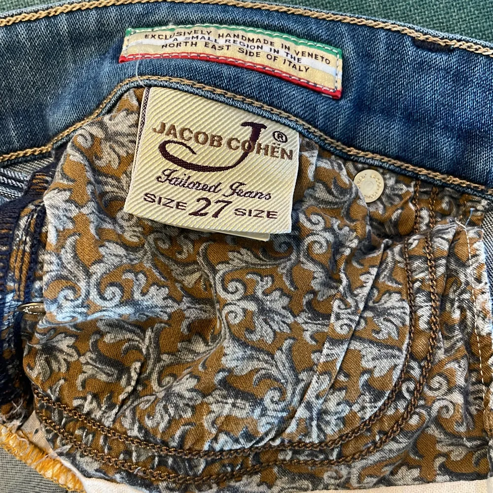 Hej, säljer nu mina sjukt snygga och exklusiva Jacob cohën jeans i super skick! De är i storlek 27 men passar runt 170. Dessutom är fickorna skräddarsydda längre än vanligt då du nu kan ha mobil med mera istället för de vanliga! Vid frågor kontakta. Jeans & Byxor.