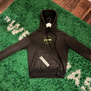 Off-White hoodie - Rare Off white hoodie Köpt på Farfetch 2020. Cropped modell. Cond 7/10. Ny pris 9 000. Pris kan diskuteras🤝