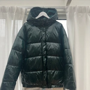 Zara glansig jacka - Jättefin glansig jacka från zara som aldrig använts, köpt på Vinted. Herrjacka i storlek L.