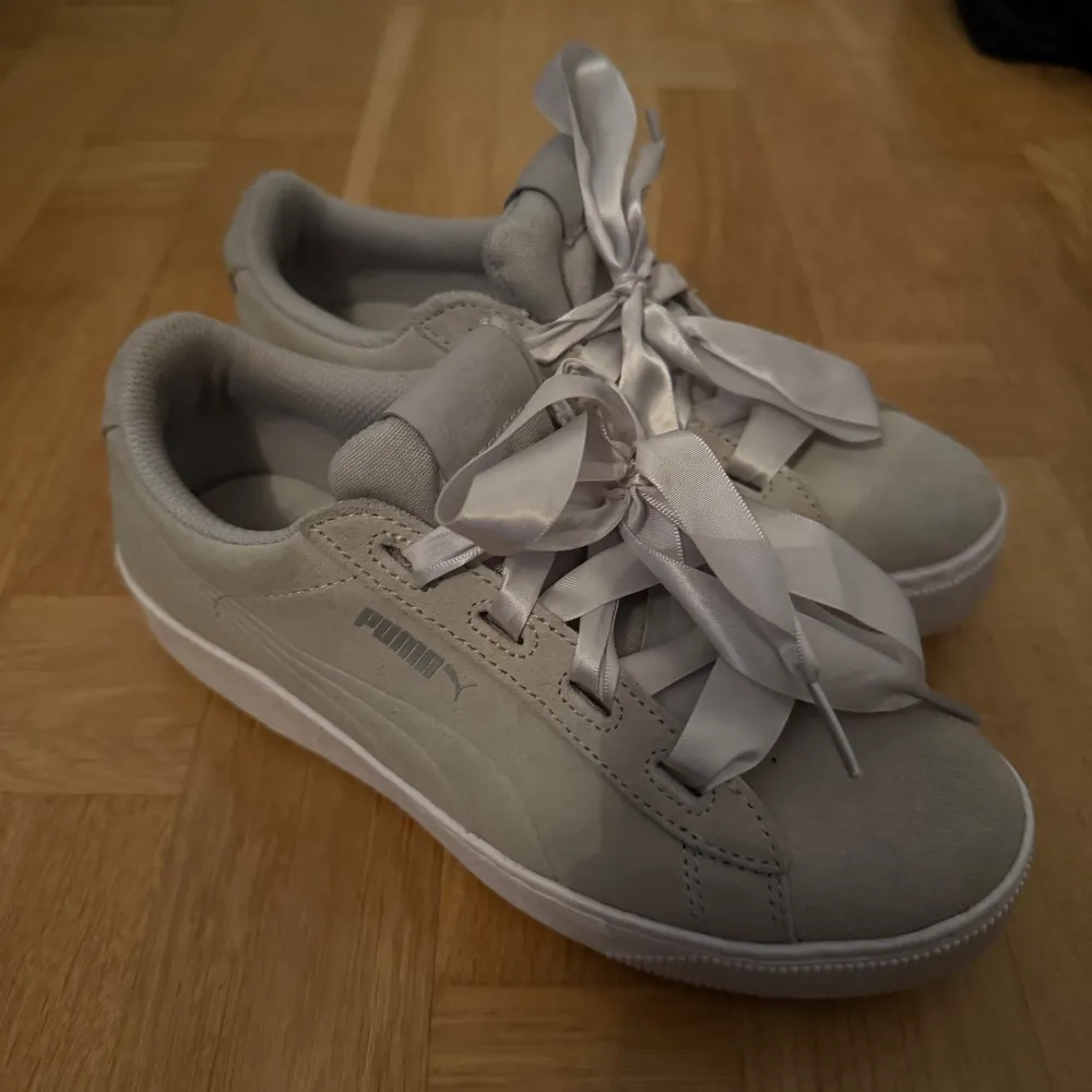 Fina puma skor i jättebra skick, storlek 37. 150kr. Skor.