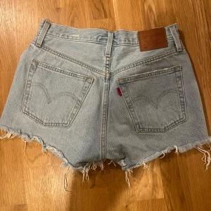 Levis jeansshorts 501 - Säljer mina Levis jeansshorts 510 i storlek W26. Köpte för ca 1 år sedan. De är i mycket fint skick och sparsamt använda då de är för små för mig🌸