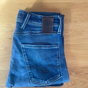 Replay Anbass jeans  - Säljer dess riktigt feta slim jeans från Replay i modellen anbass. Jeansen är i bra skick. Storleken är W28/L30