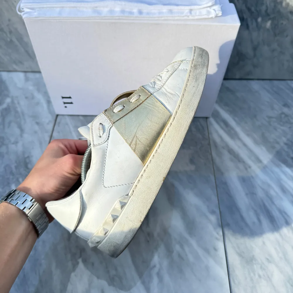 STEAL VECKA! Valentino Open sneakers | Bra skick, behöver tvättas | Sitter 0,5 storlek större | Nypris: 6499 kr | Ingår: Valentino kort | Frakt spårbart via Postnord eller Instabox, där köparen betalar | Tveka inte att höra av dig vid frågor📩. Skor.