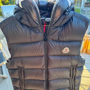 Moncler väst  - Nästan oanvänd fäst men dragkedjan har gjort ett litet hål på framsidan. Nypris 15000kr