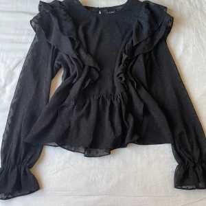 Blus - Svart blus från Only. Storlek M men passar s och xs också beroende på hur man vill att den ska sitta. Jättefin, älskar men säljer för att jag inte använder den mer. Skriv om du har frågor. Inga defekter😊