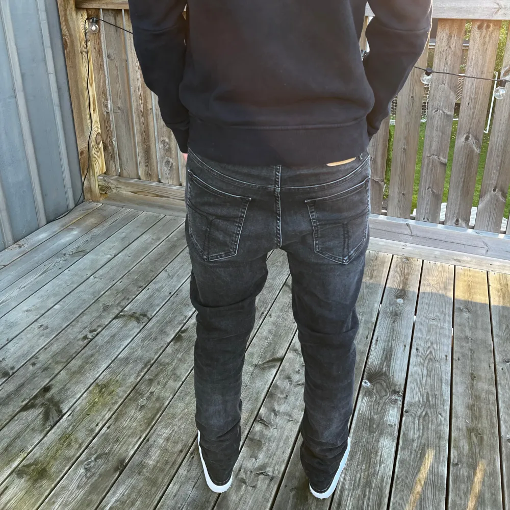 Tiger of Sweden jeans.  Färg: svart/grå.  Strl: W28 L30.  Mycket bra skick.  Fråga om du undrar nåt. Modellen på bilden är 170 cm ungefär.. Jeans & Byxor.