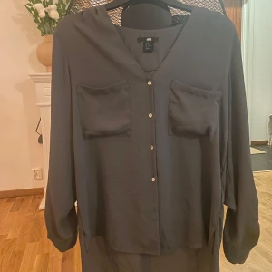 Mörkgrön skjorta  - Mörkgrön skjorta som kan användas till det mesta. Är i fint skick 