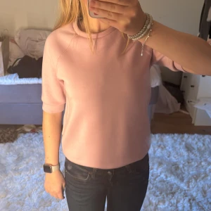 Stickad t shirt  - Rosa t shirt i tjockare material💗storlek xs❤️säljer för 230kr😊